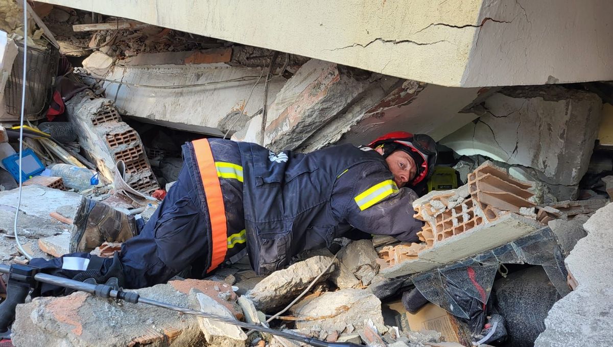 Un pompier-sauveteur de l'association PICA dans les décombres après le séisme en Turquie. - Association PICA